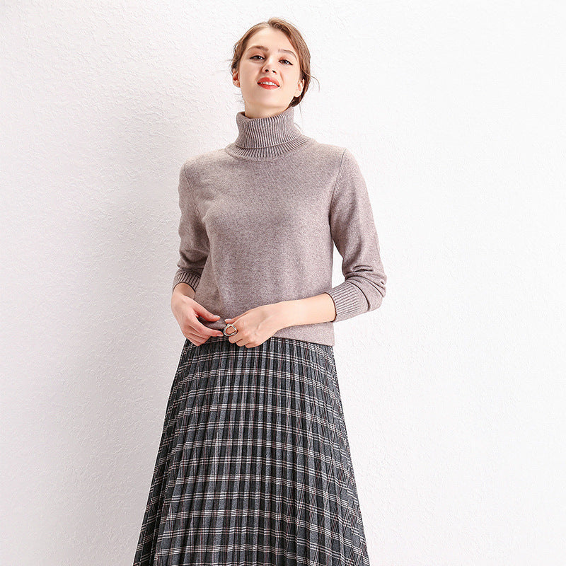 Turtleneck sweater with a knitted bottoming sweater