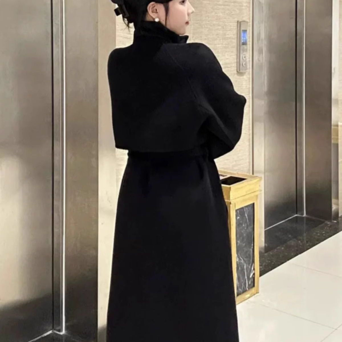 Black Chic Figure-flattering Wool Coat For Women